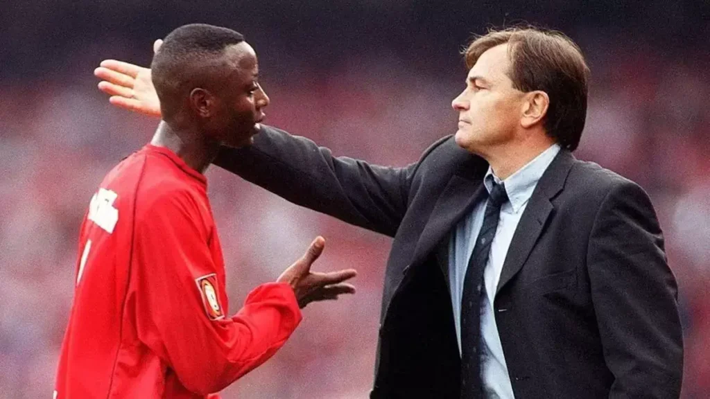Moses Sichone recieving instructions during a Bundesliga match- (Picture by Getty Images)