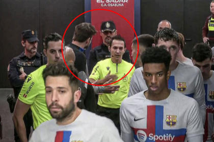 Gerrard Pique confronting referee Jesus Gil Manzano at half-time in the tunnels- (Picture via The Sun Irish)