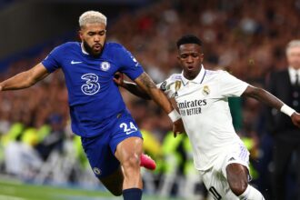 Reece James and vinicius jr fighting for the ball at the Santiago Bernabéu Stadium. (Picture via Chelsea FC)