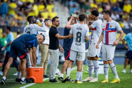 Xavi having a pep talk with Barcelona FC players at the Coliseum Alfonso Perez stadium. (Picture via Barcelona FC)