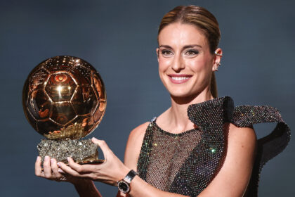 OCTOBER (4/10).- FC Barcelona footballer Alexia Putellas poses with her Ballon d'Or during the award ceremony held in Paris on October 17. EFE/Mohammed Badra