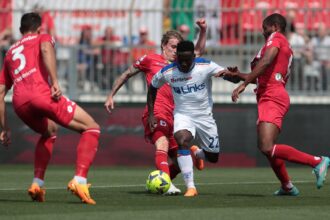 Lameck Banda is challenged by AC Monza's Nicolo Rovella and Marlon during the Serie A match between AC Monza and US Lecce at Stadio Brianteo on May 28, 2023 in Monza, Italy. (Photo by Emilio Andreoli/Getty Images)
