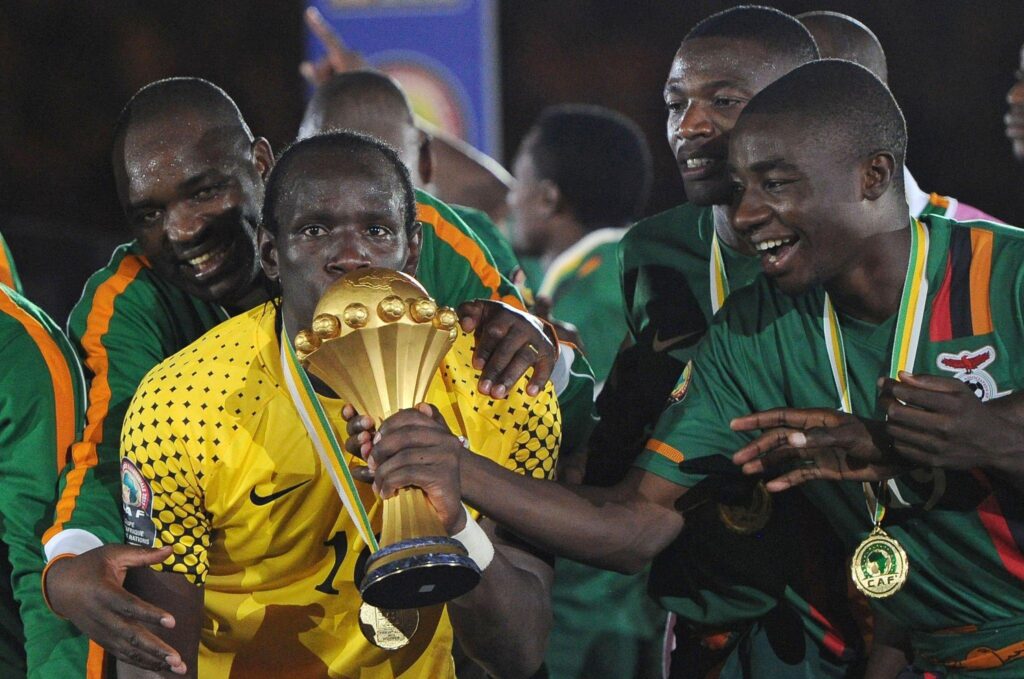 Kennedy Mweene celebrates with the AFCON trophy. (Picture via Getty Images)