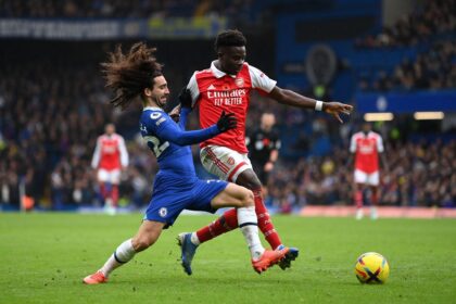 Bukayo Saka of Arsenal holds off Marc Cucurella of Chelsea during the Premier League match between Chelsea FC and Arsenal FC at Stamford Bridge on November 06, 2022 in London, England. (Photo by Justin Setterfield/Getty Images)