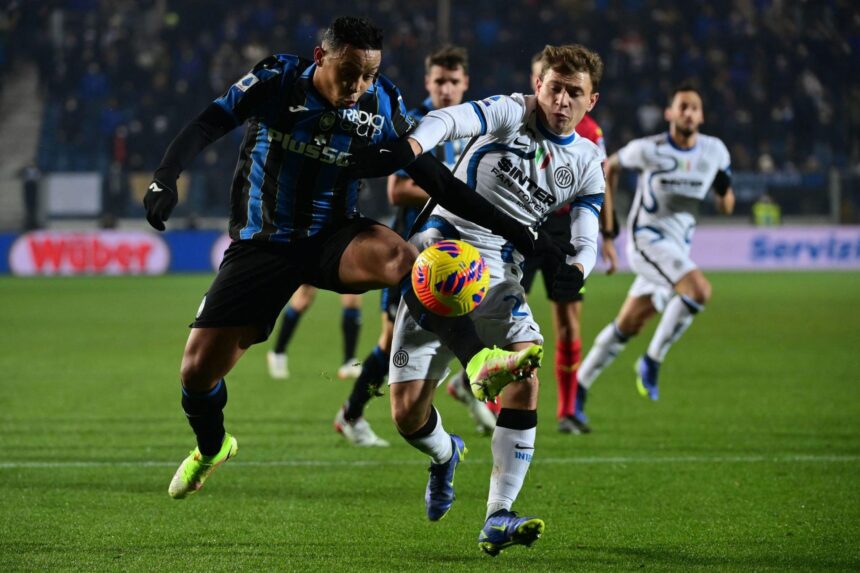 Atalanta's Colombian forward Luis Muriel (L) and Inter Milan's Italian midfielder Nicolo Barella go for the ball during the Italian Serie A football match between Atalanta and Inter on January 16, 2022 at the Azzuri d'Italia stadium in Bergamo. (Photo by MIGUEL MEDINA / AFP) (Photo by MIGUEL MEDINA/AFP via Getty Images)
