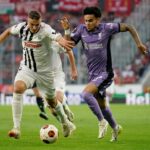 Philipp Ziereis of LASK Linz battles for possession with Luis Diaz of Liverpool during the UEFA Europa League 2023/24 group stage match between LASK and Liverpool FC on September 21, 2023 in Linz, Austria. (Photo by Christian Hofer/Getty Images)