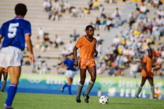 Kalusha Bwalya of Zambia (centre) on the pitch during the Zambia v Italy match during the 1988 Summer Olympics, Gwangju Mudeung Stadium, South Korea, 19th September 1988. Bwalya scored a hat-trick in the game and Zambia went on to beat Italy 4 - 0. (Photo by Bob Thomas Sports Photography via Getty Images)