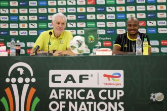 Hugo Broos and Percy Tau during a press conference at Korhogo's Stade, Amadou Gon Coulibaly. (Photo via X/@BafanaBafana)