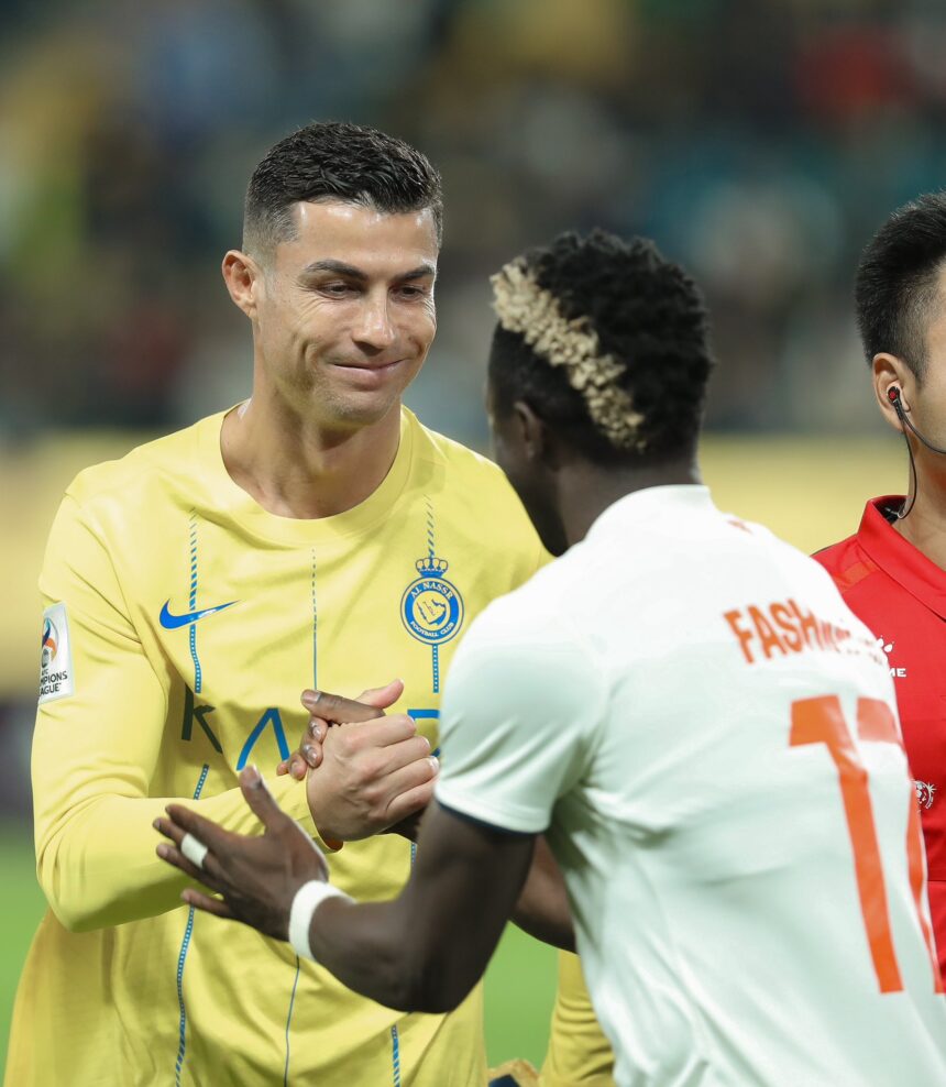 Fashion Sakala and Cristiano Ronaldo shake hands during Wednesday's AFC Champions League round of 16 match between Al Nassr and Al Fayha.(Photo/courtesy)