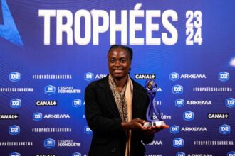 Tabitha Chawinga poses with her trophy for best player of the season. (Hugo Pfeiffer/Icon sport)