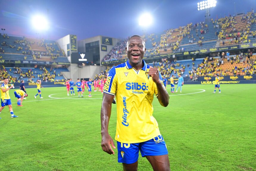 Francisco Mwepu celebrating his first goal for Cadiz CF. (Photo via X/@Cadiz_CF)