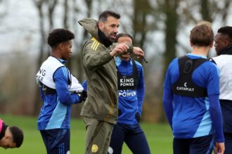 Ruud Van Nistelrooy with Leicester City players during his first training session with the team. (Photo via LCFC media)