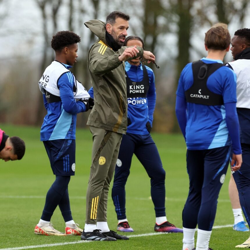 Ruud Van Nistelrooy with Leicester City players during his first training session with the team. (Photo via LCFC media)