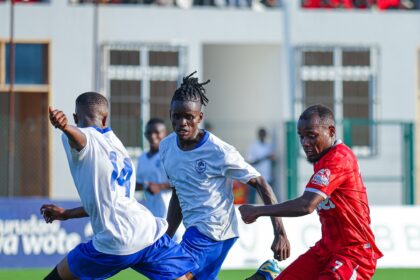 Joshua Mutale tightly marked by Kilimanjaro Wonders players. (Photo via FB/Simba SC Tanzania)