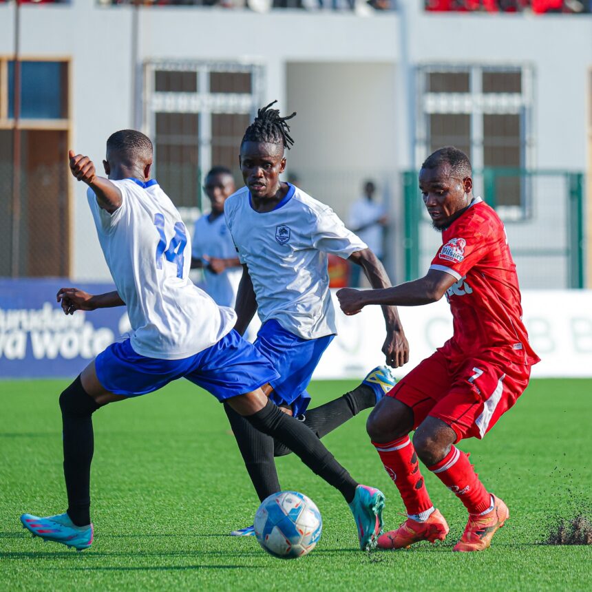 Joshua Mutale tightly marked by Kilimanjaro Wonders players. (Photo via FB/Simba SC Tanzania)