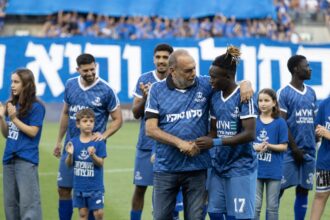 Avram Grant and Songo Chipyoka. (Photo via Petah Tikva media)