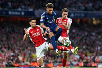 LONDON, ENGLAND - APRIL 29: Desire Doue of Paris Saint-Germain is challenged by Mikel Merino and Jakub Kiwior of Arsenal during the UEFA Champions League 2024/25 Semi Final First Leg match between Arsenal FC and Paris Saint-Germain at Emirates Stadium on April 29, 2025 in London, England. (Photo by Justin Setterfield/Getty Images)